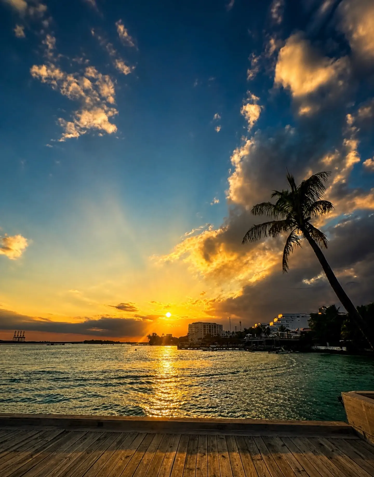 Atardecer desde el muelle de Boca Marina