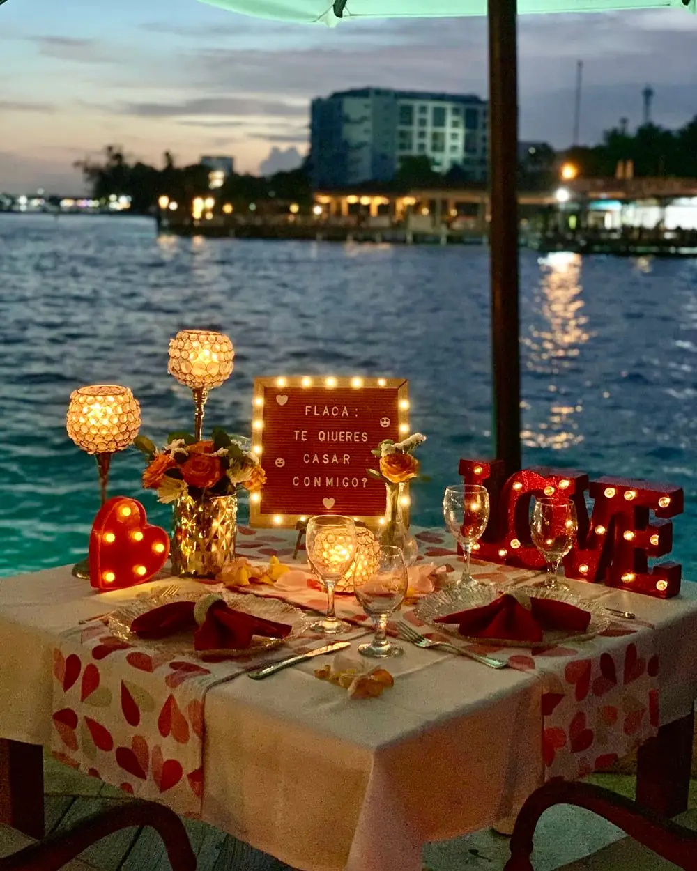 Mesa Romántica frente al mar